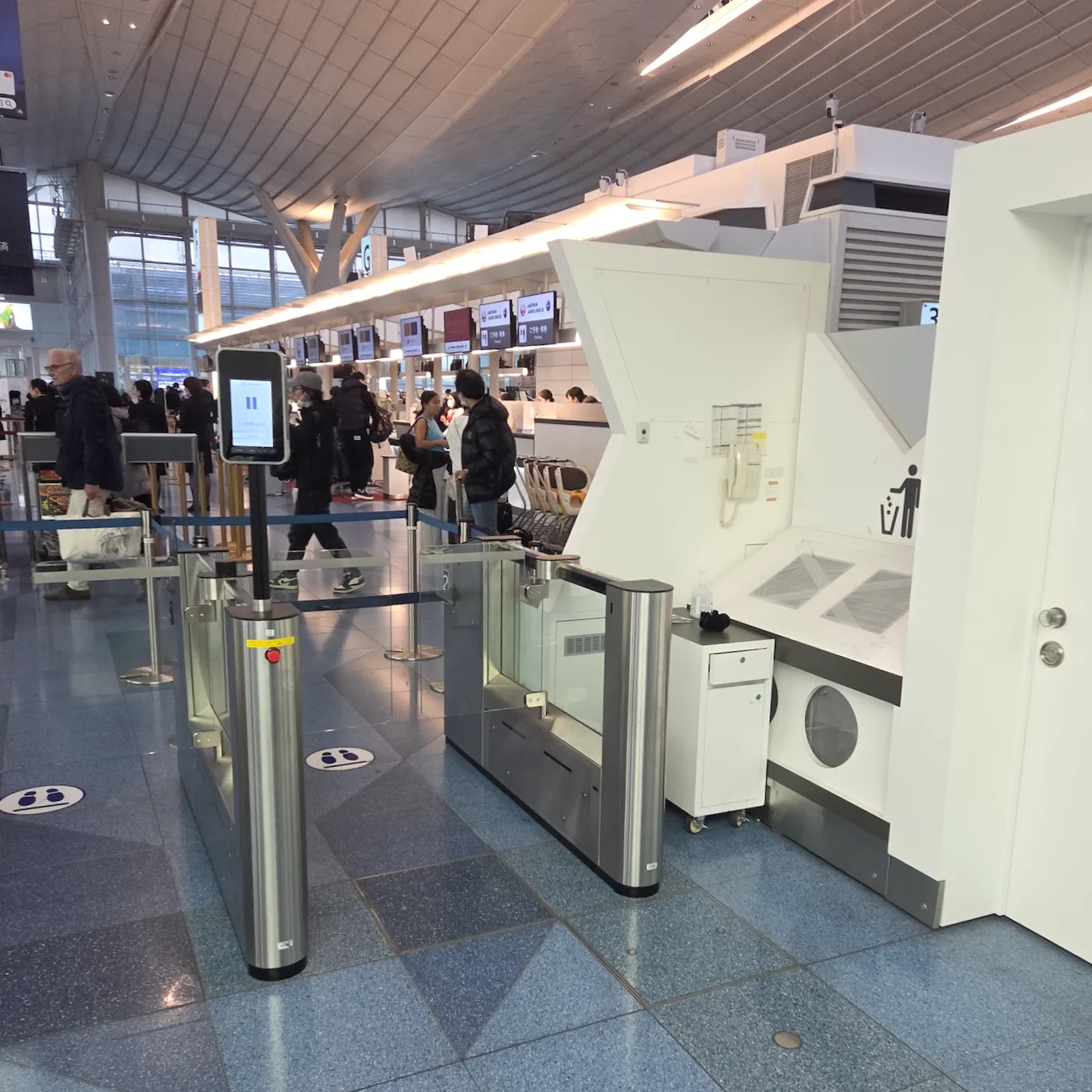 도쿄 하네다 국제공항 패스트트랙 입구(좌)와 반대 방향에서 바라본 사람이 많이 없는 패스트트랙 입구(우)