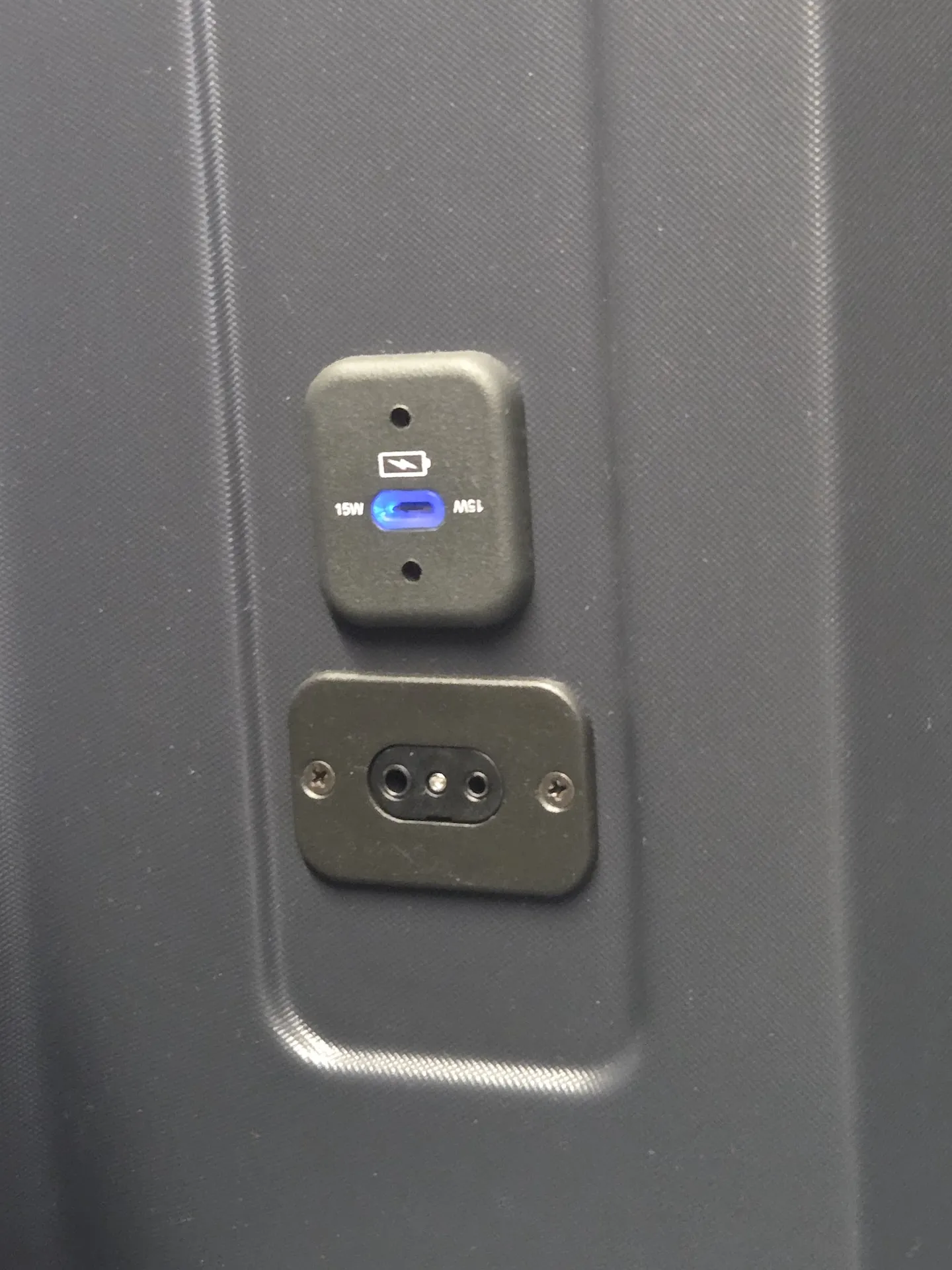 대한항공 A321NEO 프레스티지 클래스 7A 좌석 수납함, 충전포트, 구명복