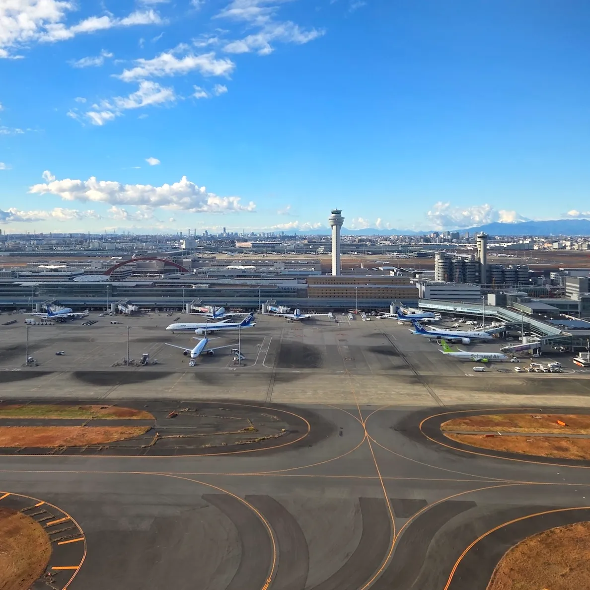 이륙하는 비행기에서 바라본 도쿄 하네다 국제공항