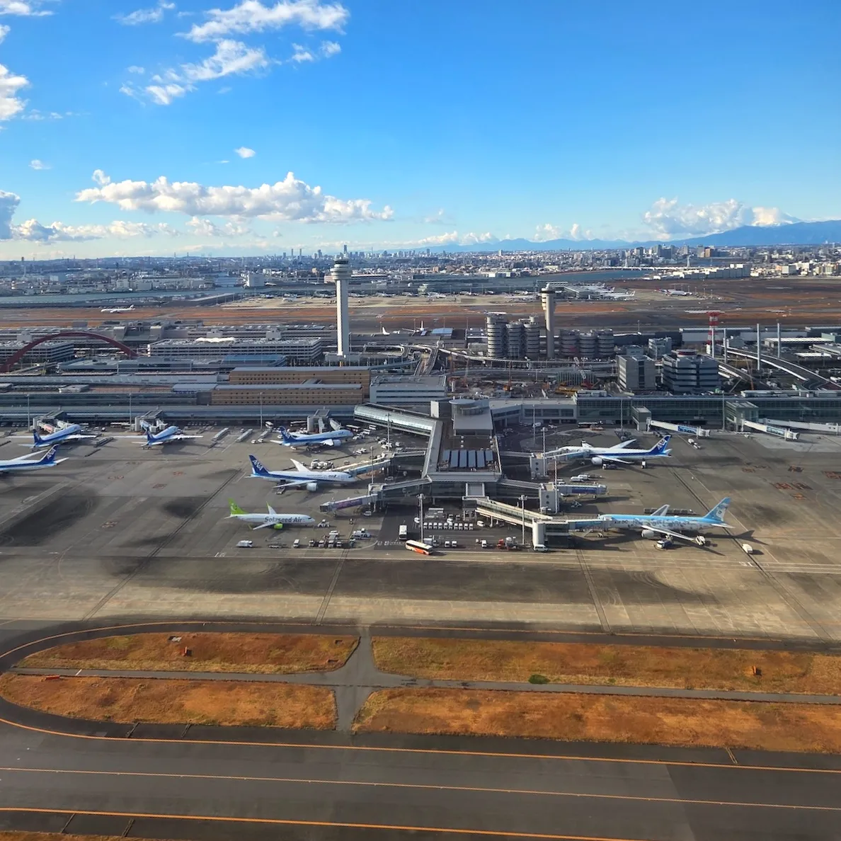 이륙하는 비행기에서 바라본 도쿄 하네다 국제공항