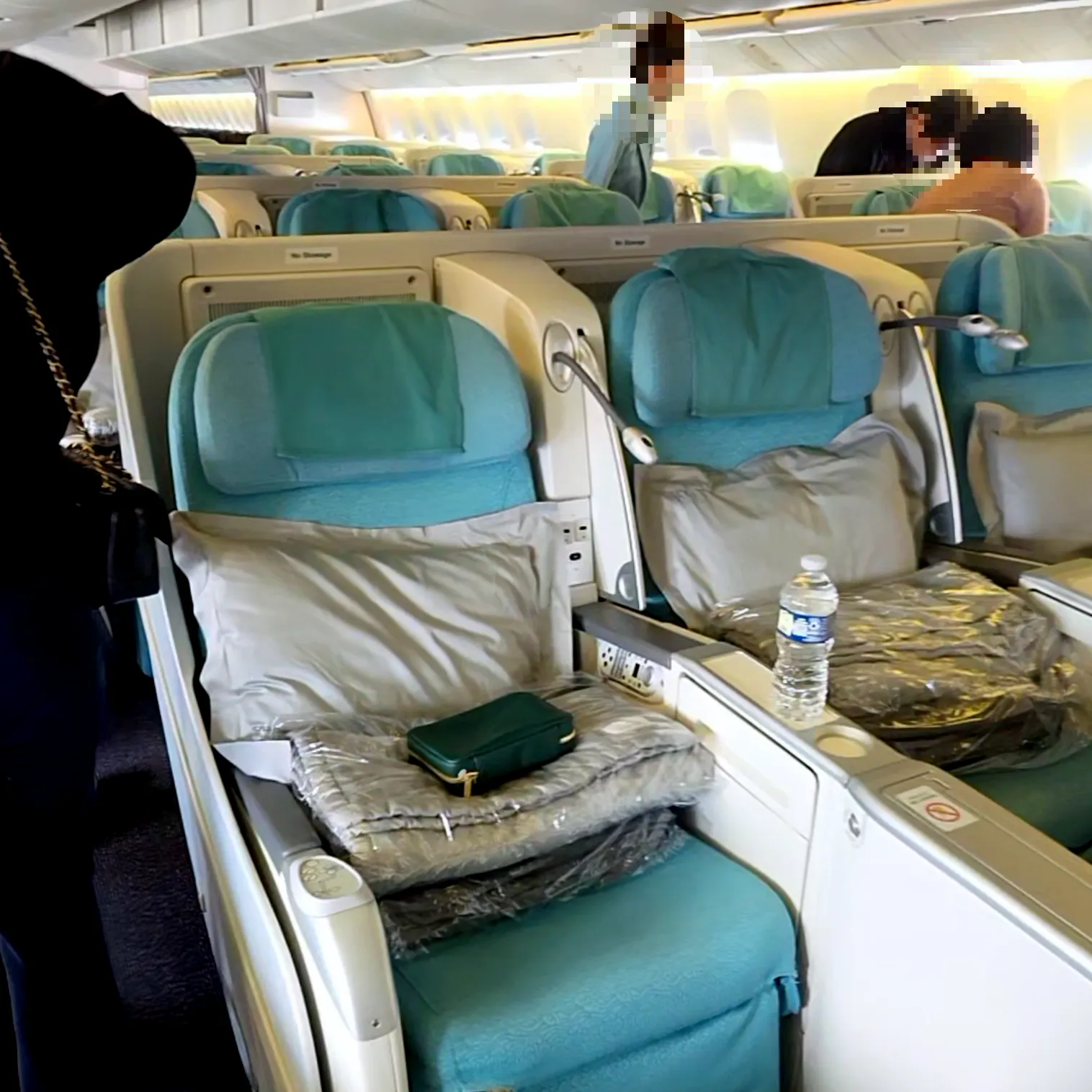 Korean Air B777-300ER Prestige Class Cabin and Welcome Drink