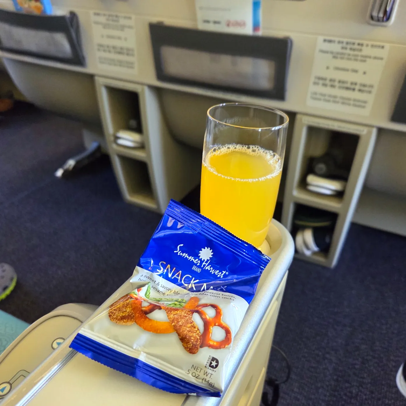 Korean Air B777-300ER Prestige Class Cabin and Welcome Drink