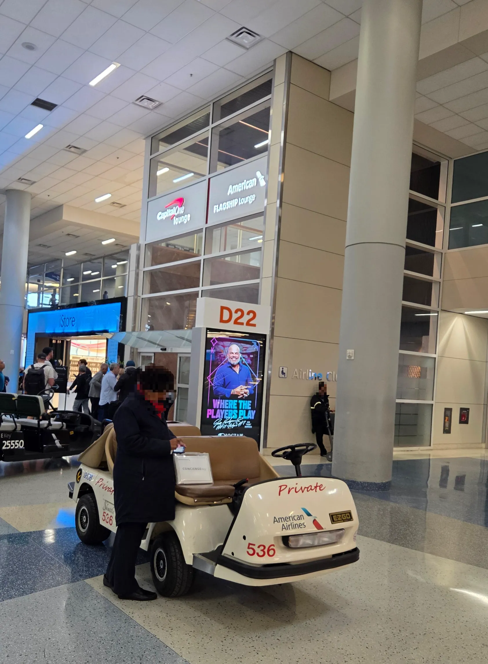 댈러스 포트워스 공항 캐피탈 원 라운지와 대체 식당 Bar Louie