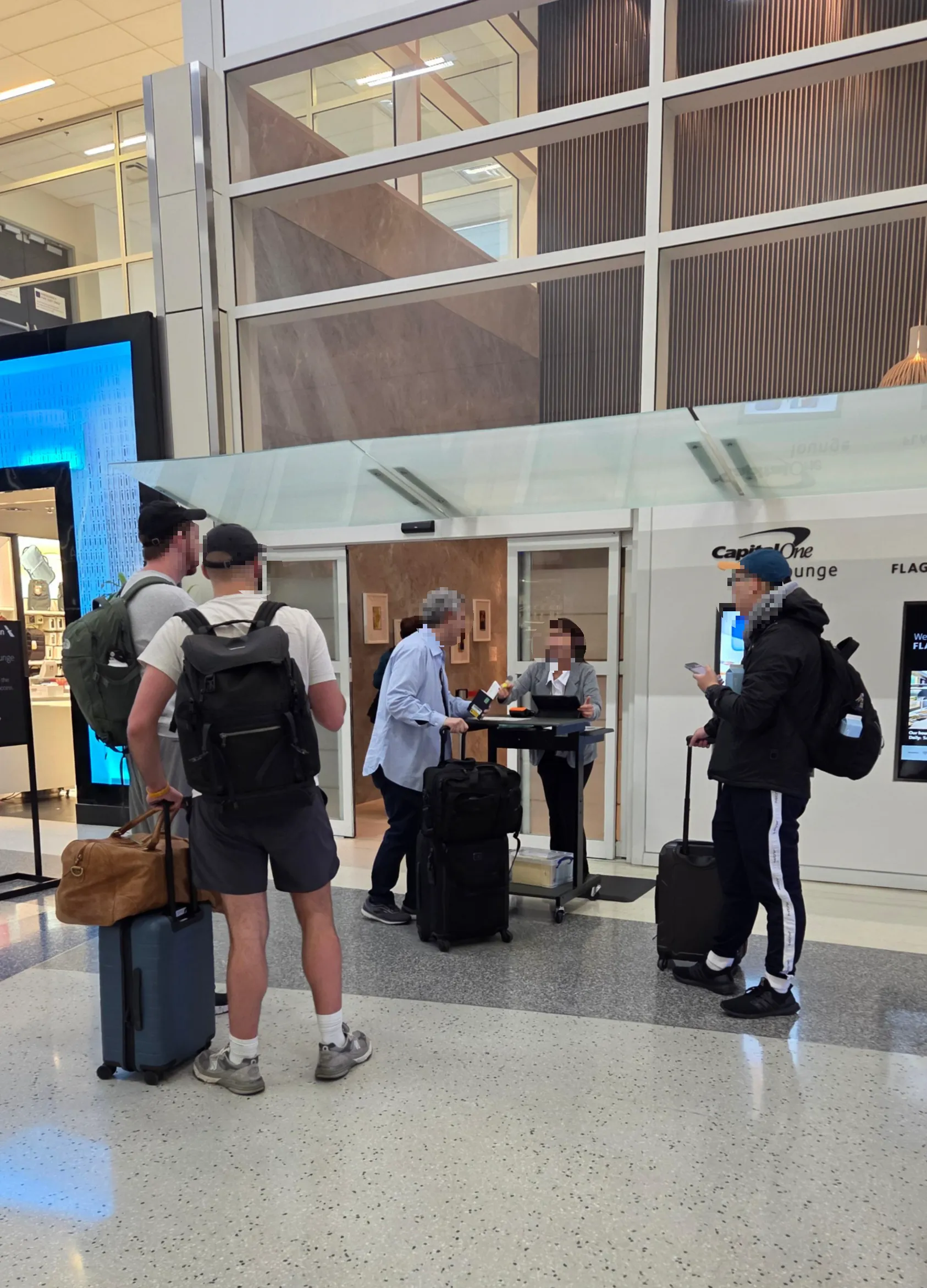 댈러스 포트워스 공항 캐피탈 원 라운지와 대체 식당 Bar Louie