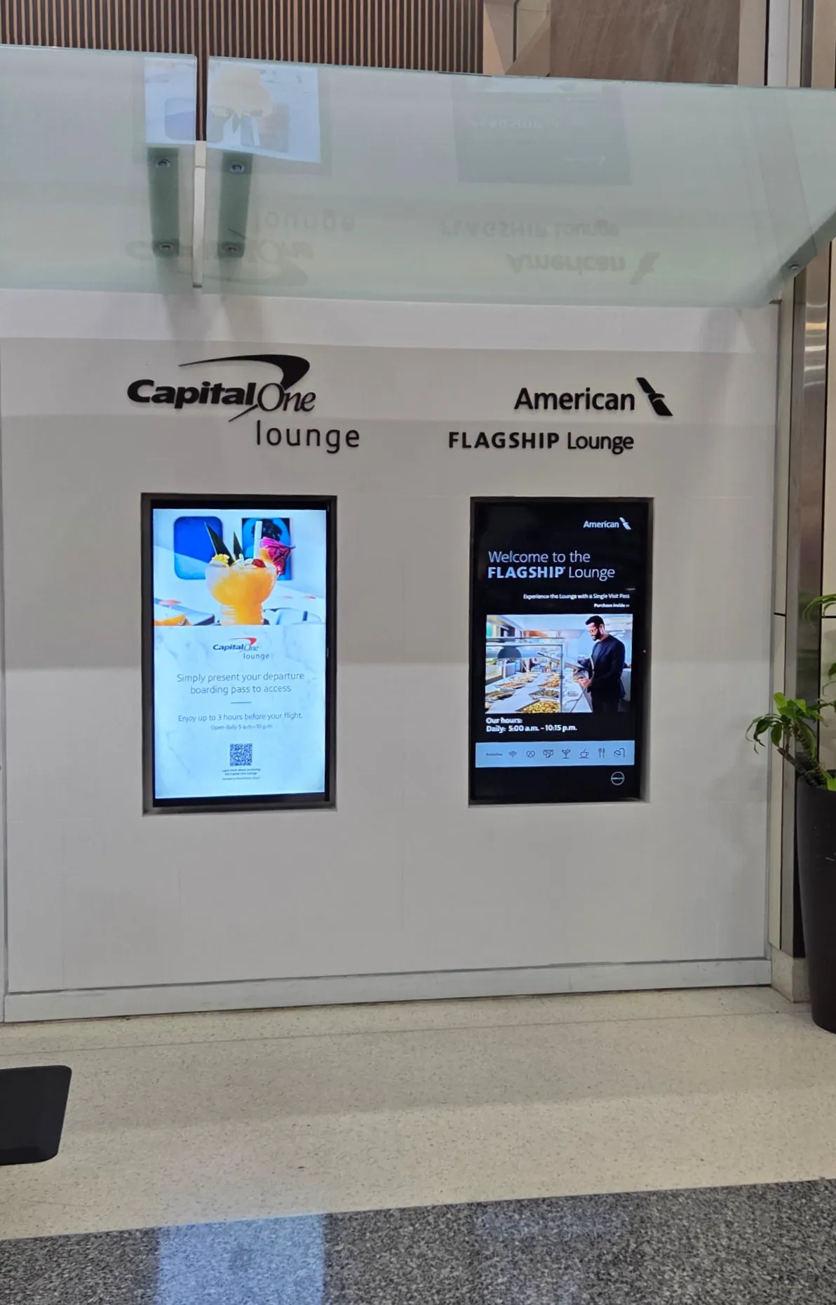 댈러스 포트워스 공항 캐피탈 원 라운지 입구