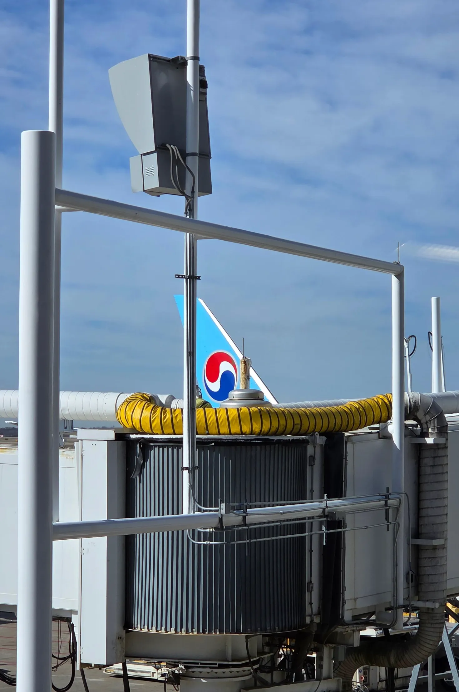 댈러스 포트워스 공항에 주기되어 있는 이제는 역사속으로 사라질 도색의 대한항공 보잉 787-9