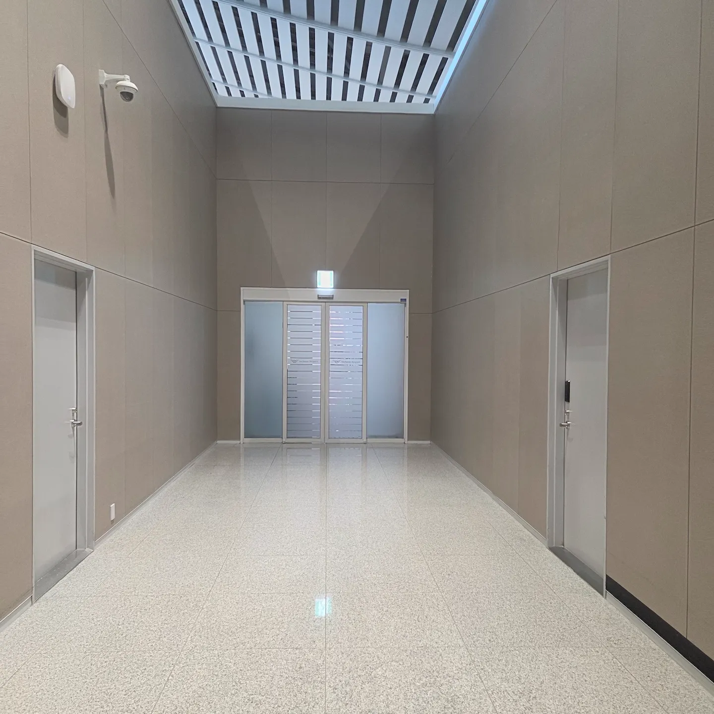 인천공항 제2여객터미널 대한항공 프리미엄 체크인 카운터를 나와서 보안 검색대로 가는 길