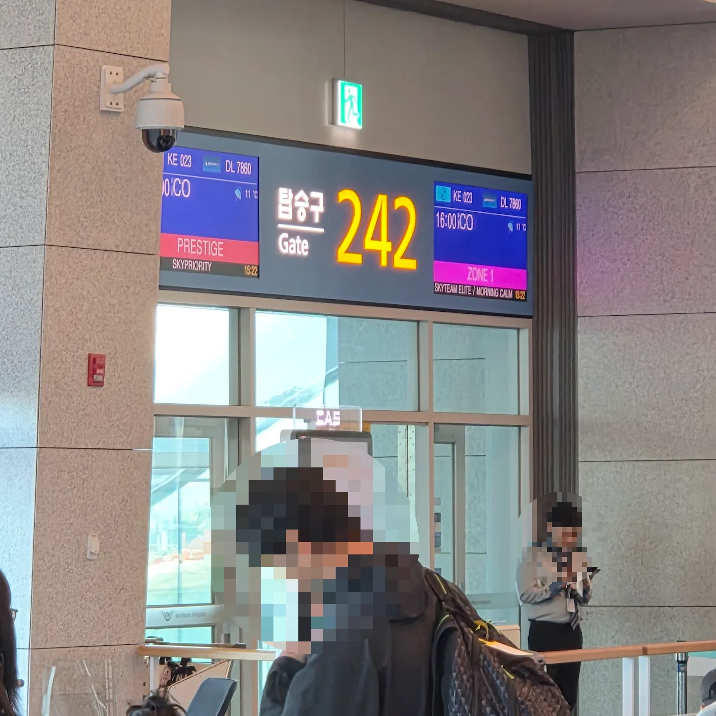 KE23 탑승이 진행된 242번 게이트