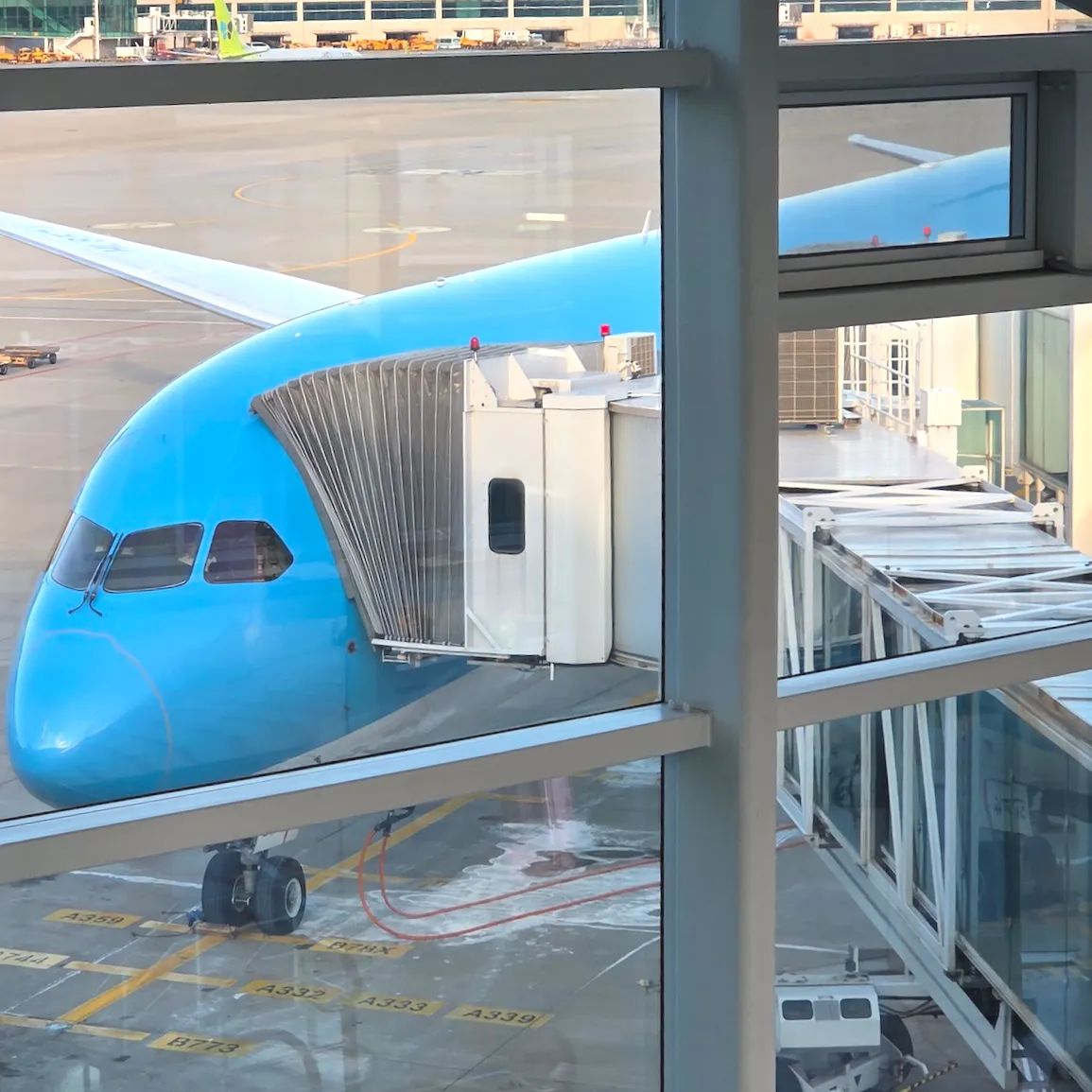 대한항공 B787-10에 연결되어있는 두 개의 탑승교
