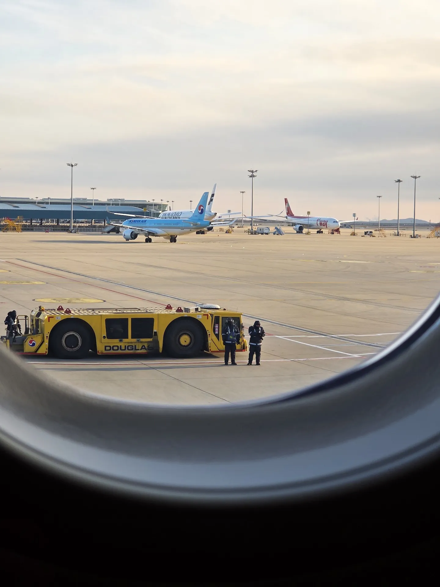 손을 흔들어주시는 직원분들과 인천공항 활주로 모습