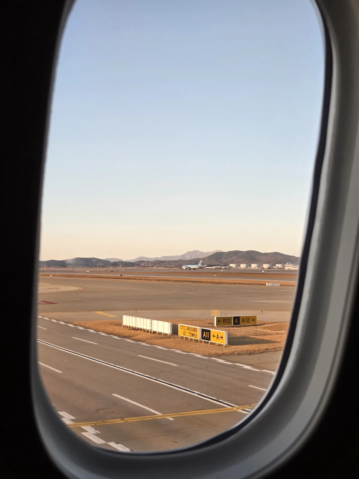 손을 흔들어주시는 직원분들과 인천공항 활주로 모습