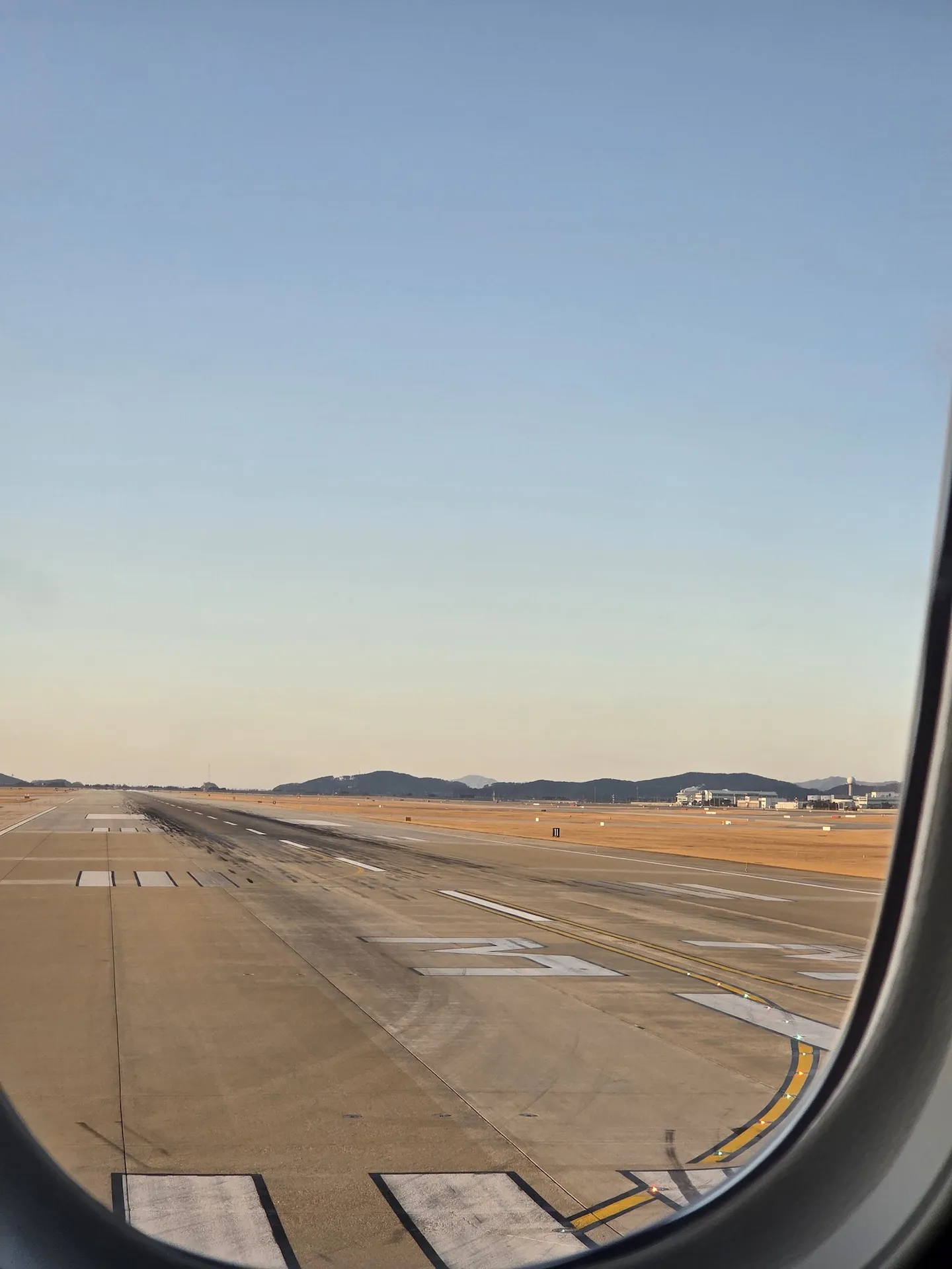 손을 흔들어주시는 직원분들과 인천공항 활주로 모습