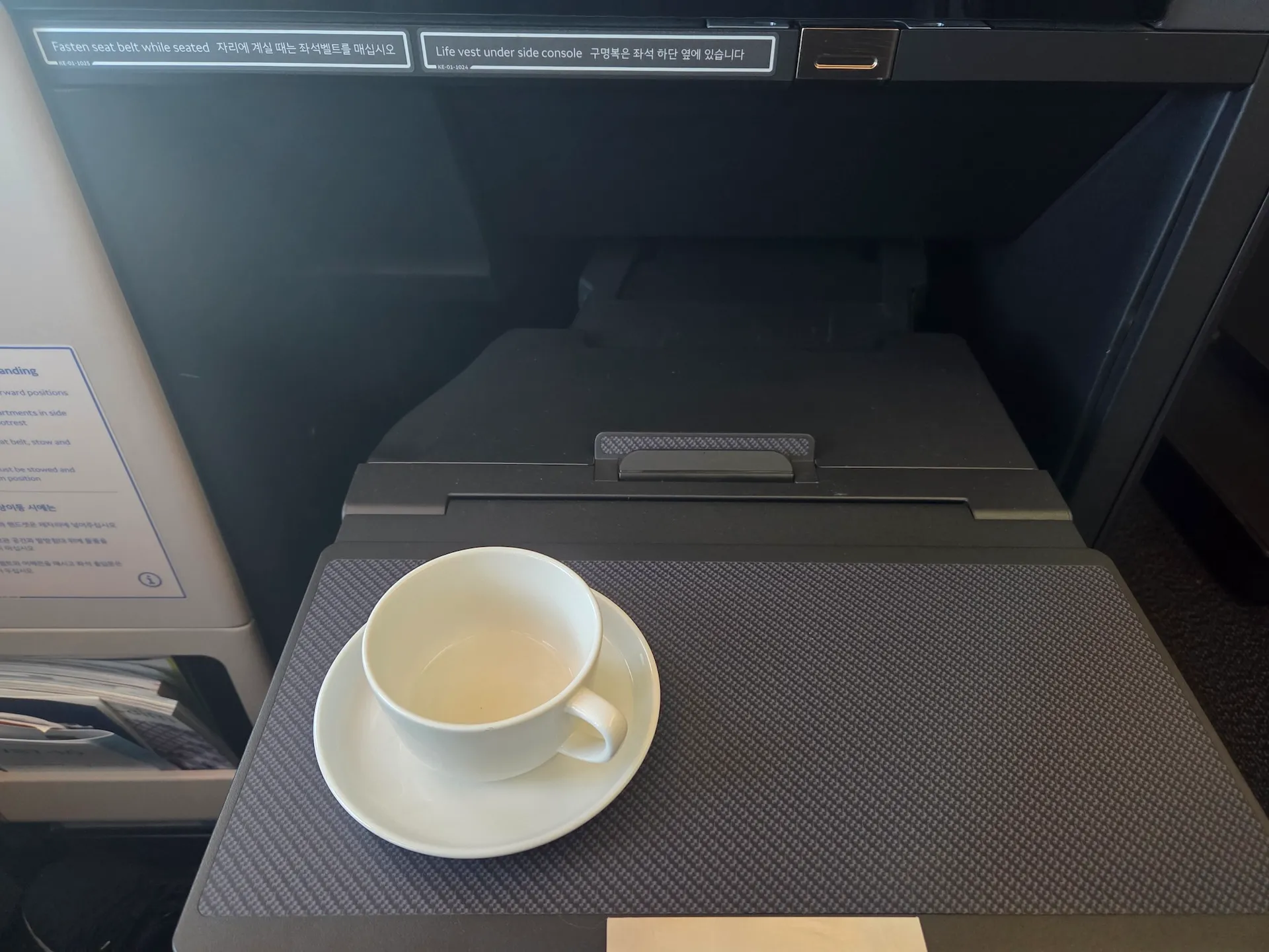 대한항공 B787-10 프레스티지 스위트 2.0 테이블