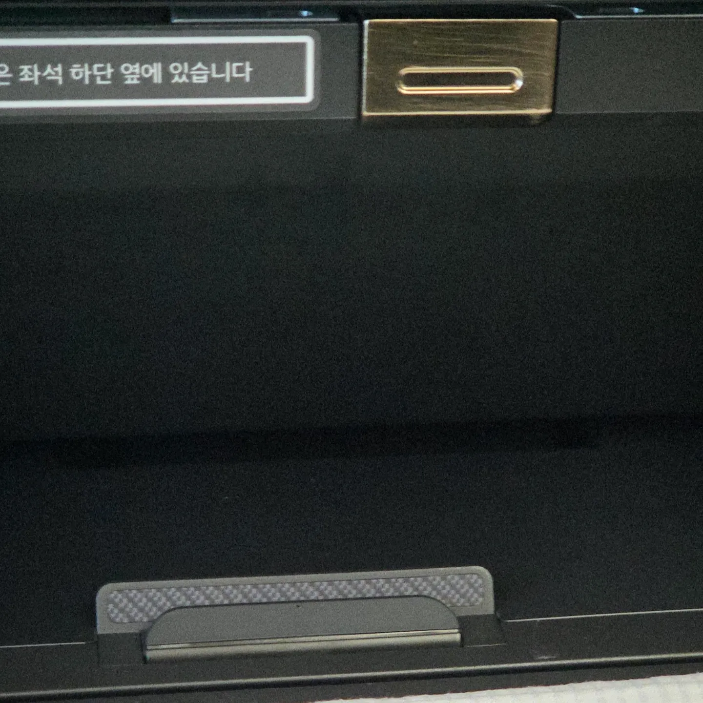 대한항공 B787-10 프레스티지 스위트 2.0 디바이스 거치대와 테이프로 고정한 테이블