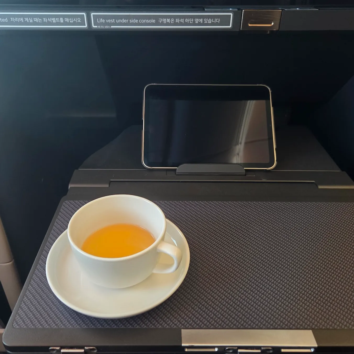 대한항공 B787-10 프레스티지 스위트 2.0 디바이스 거치대와 테이프로 고정한 테이블