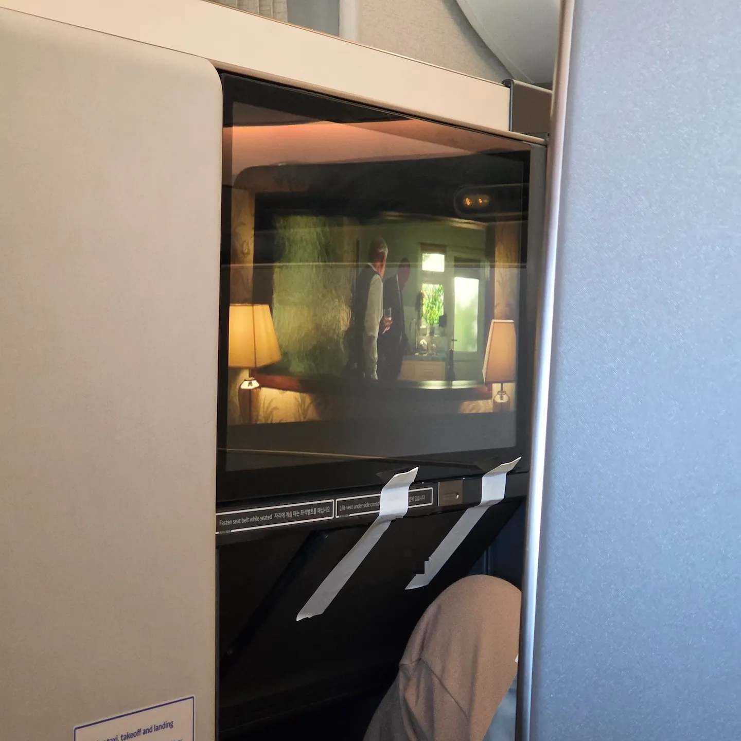 대한항공 B787-10 프레스티지 스위트 2.0 디바이스 거치대와 테이프로 고정한 테이블