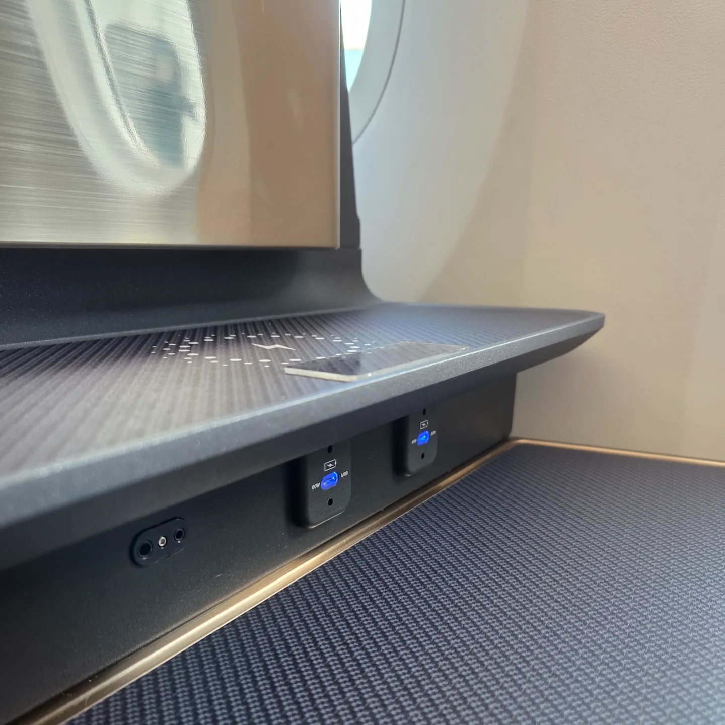 대한항공 B787-10 프레스티지 스위트 2.0 충전 포트, 수납함, 리모컨