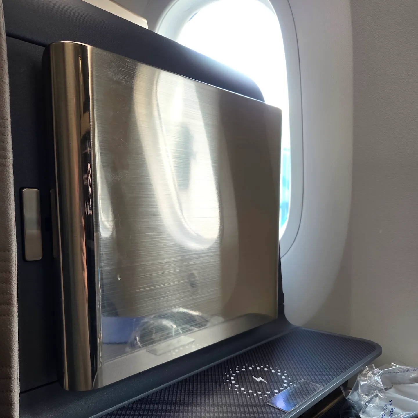 대한항공 B787-10 프레스티지 스위트 2.0 충전 포트, 수납함, 리모컨