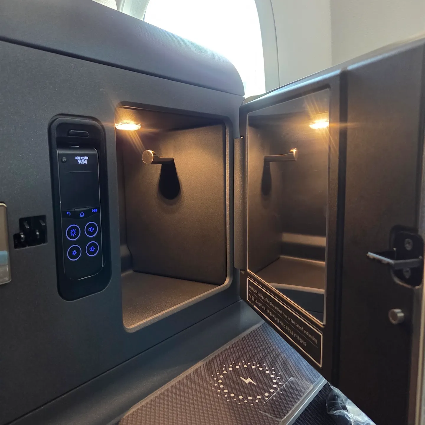 대한항공 B787-10 프레스티지 스위트 2.0 충전 포트, 수납함, 리모컨
