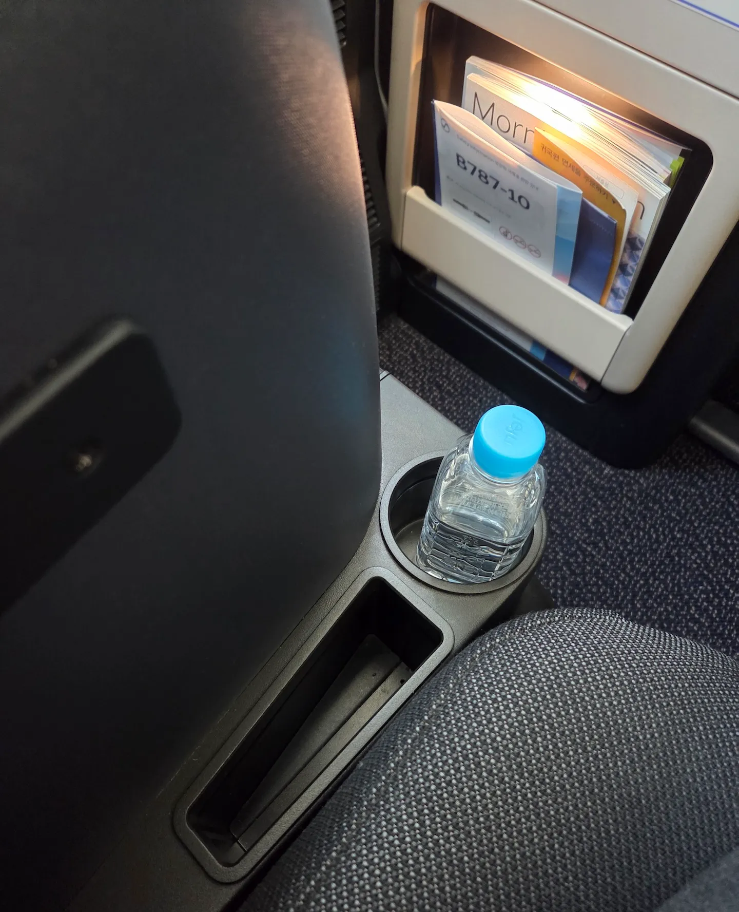 대한항공 B787-10 프레스티지 스위트 2.0 수납함과 전원 포트