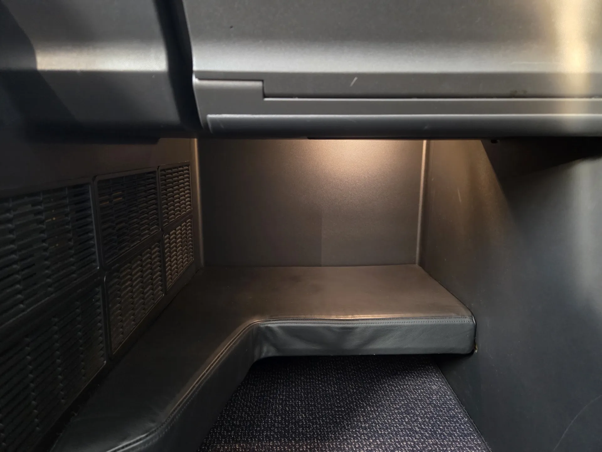 대한항공 B787-10 프레스티지 스위트 2.0 침대로 펼쳤을 때의 모습과 오토만 공간