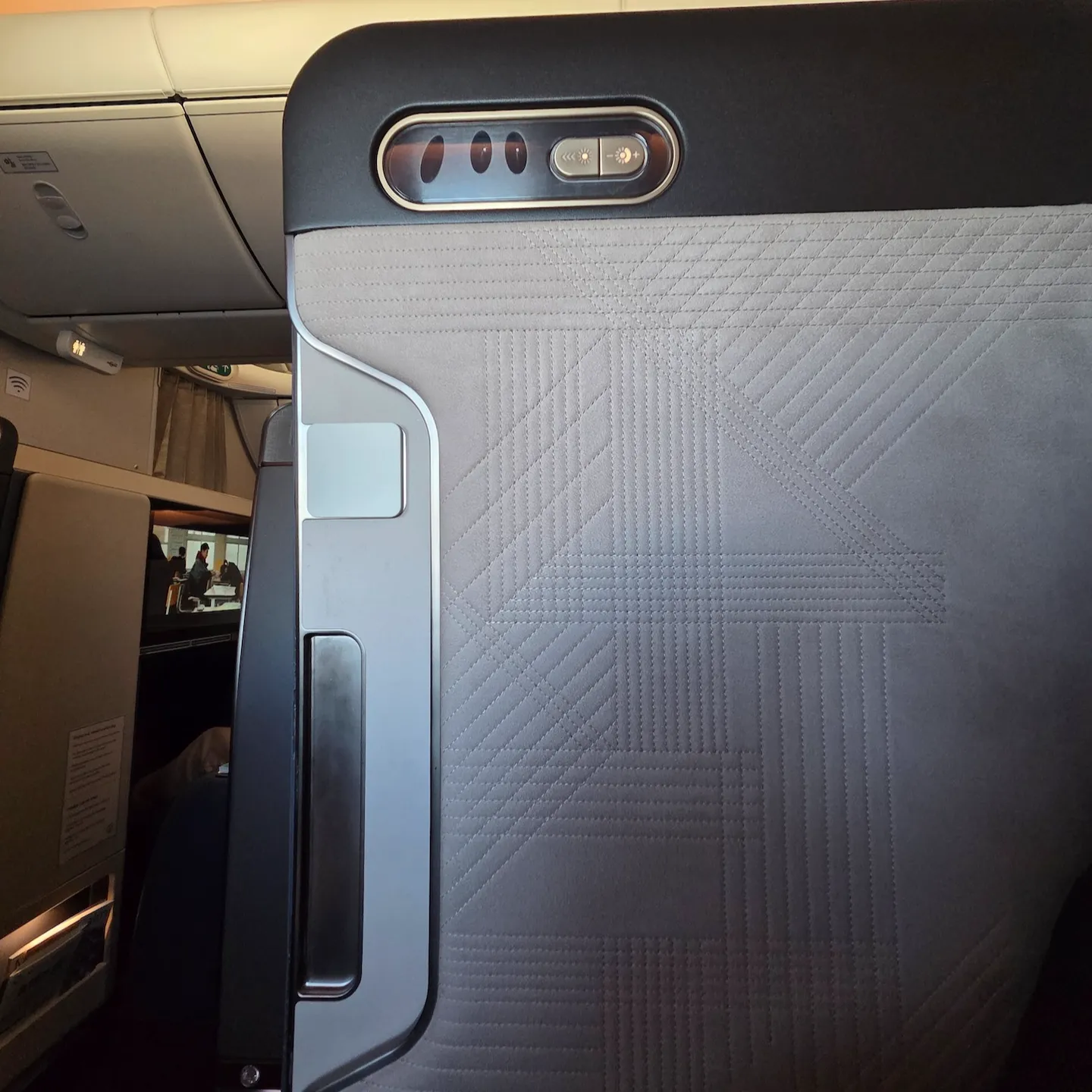 대한항공 B787-10 프레스티지 스위트 2.0 어깨 안전벨트와 프라이버시 도어 내부 마감