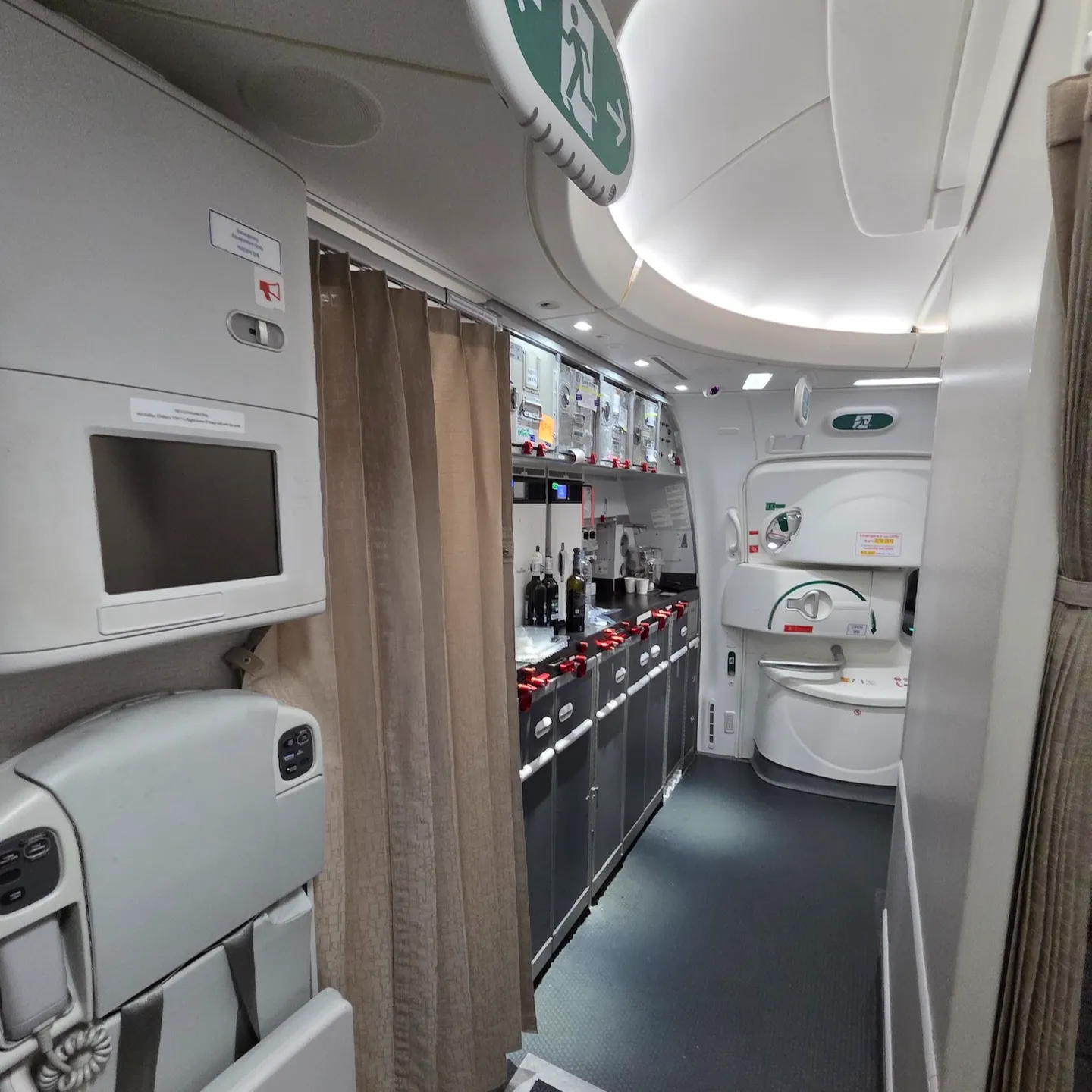 대한항공 B787-10 프레스티지 클래스 전방 갤리와 화장실