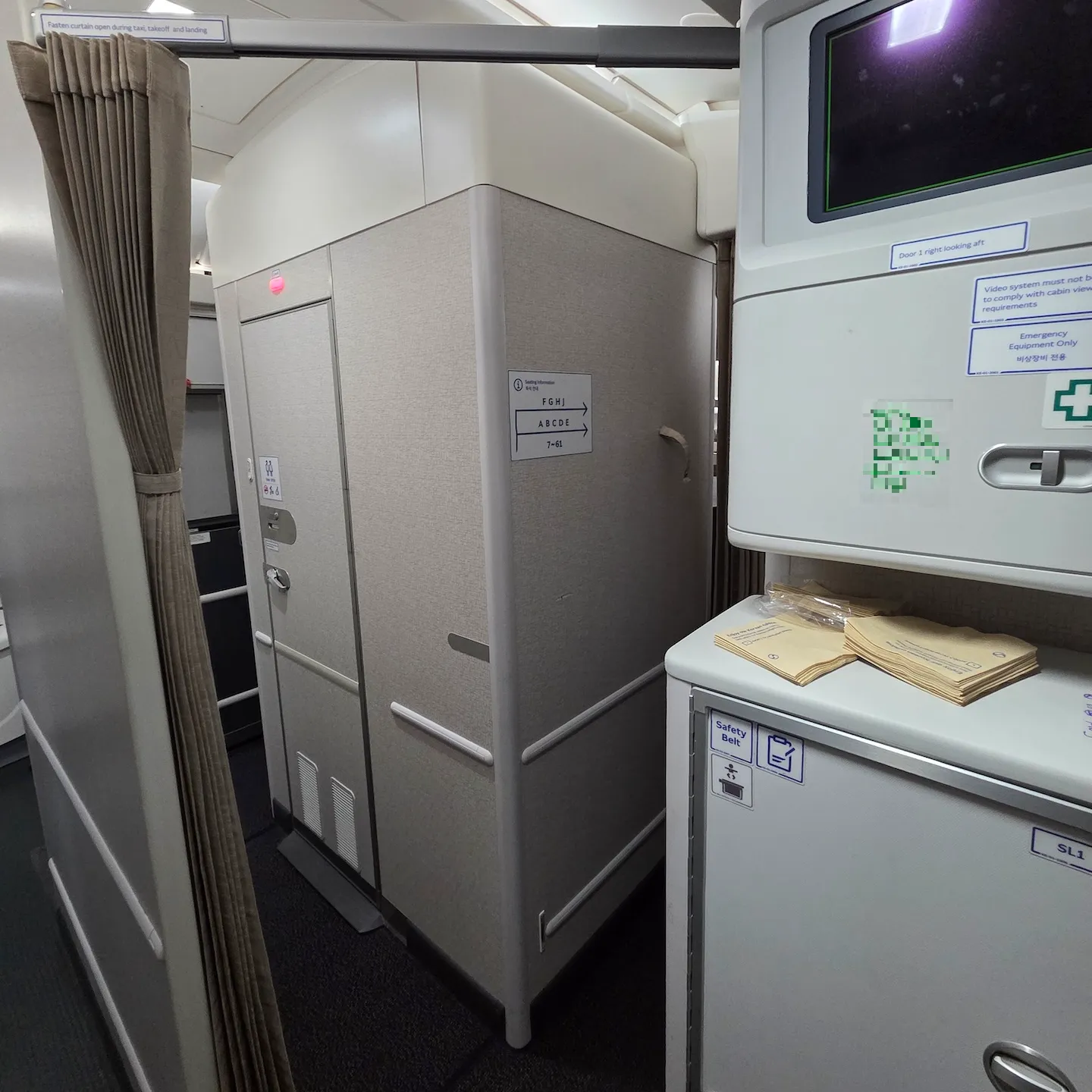 대한항공 B787-10 프레스티지 클래스 전방 갤리와 화장실