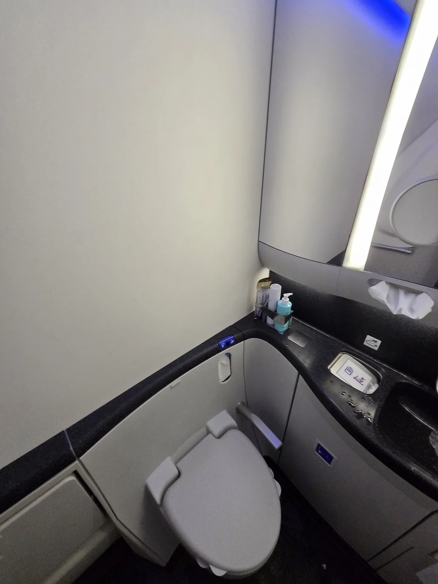 대한항공 B787-10 프레스티지 클래스 전방 화장실과 위생 어메니티
