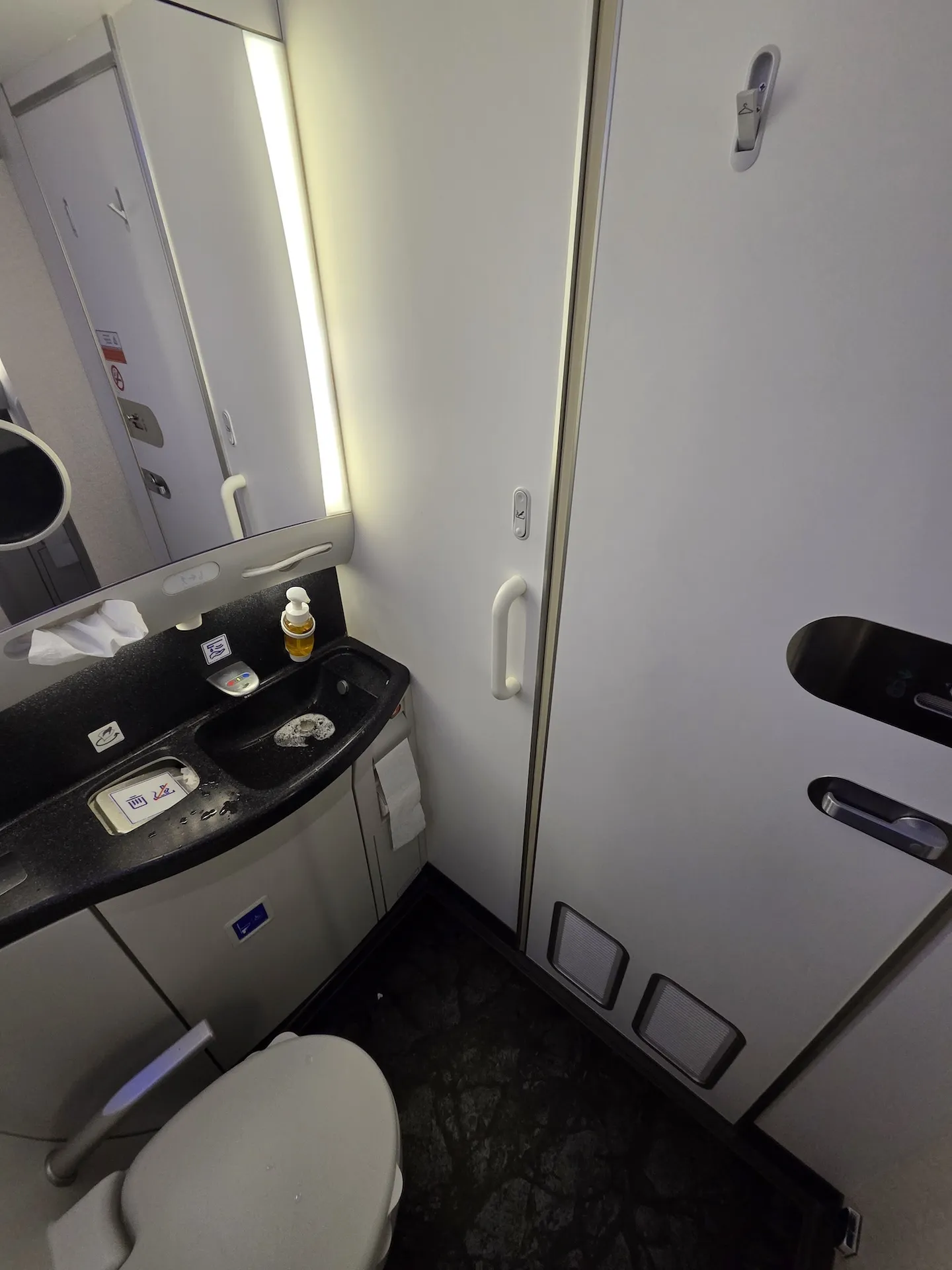 대한항공 B787-10 프레스티지 클래스 전방 화장실과 위생 어메니티