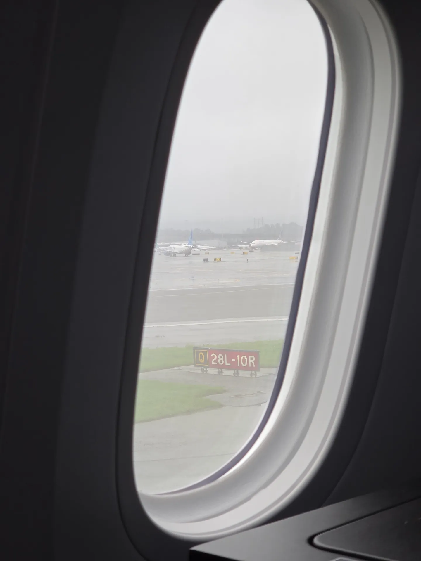 샌프란시스코 국제공항 A2 게이트에 주기한 KE23
