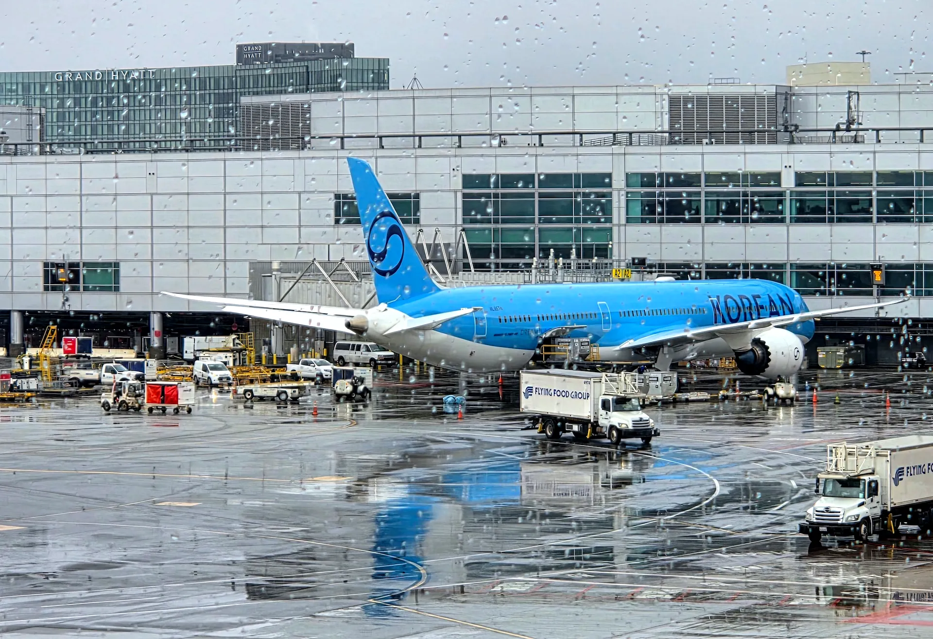 샌프란시스코 국제공항 A2 게이트에 주기한 KE23