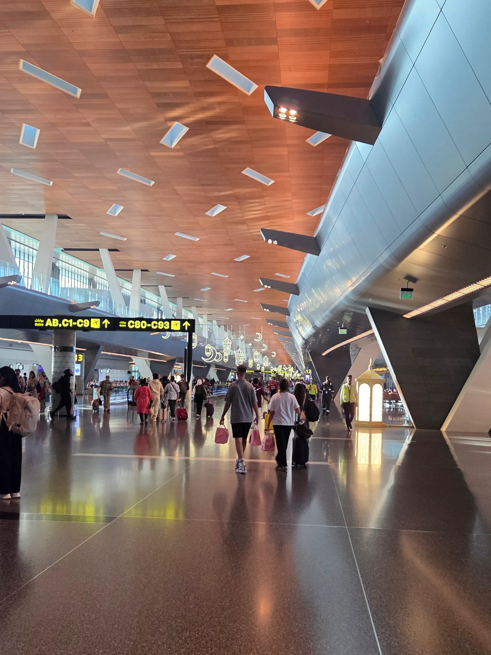도하 하마드 국제공항 내부와 인기있는 곰 조형물