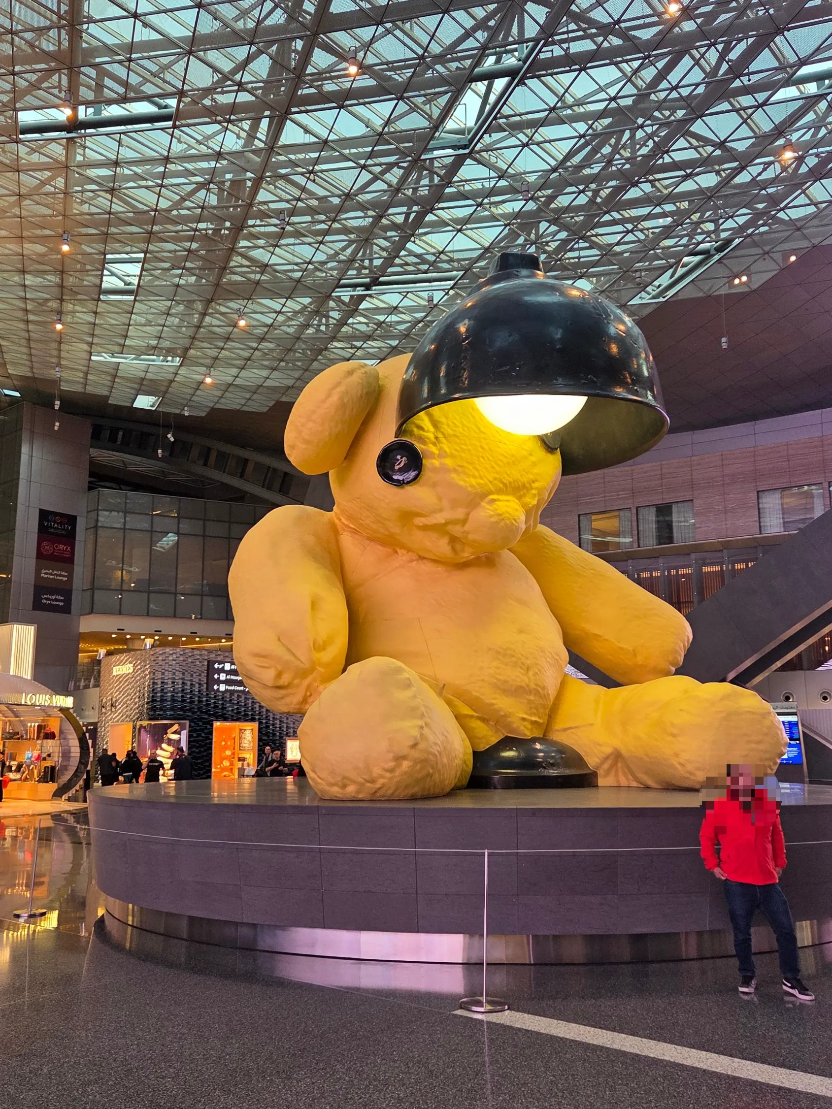 도하 하마드 국제공항 내부와 인기있는 곰 조형물