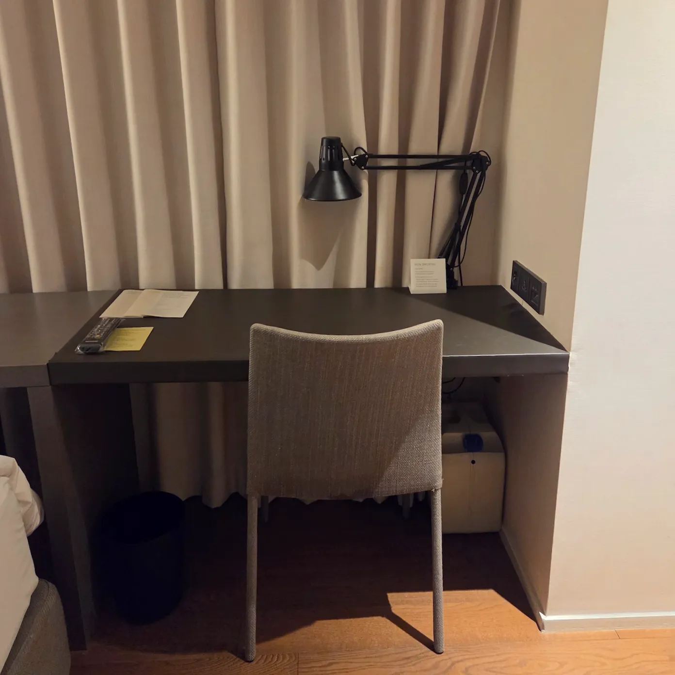 Desk and chair in Shilla Stay Seodaemun Standard Twin Room