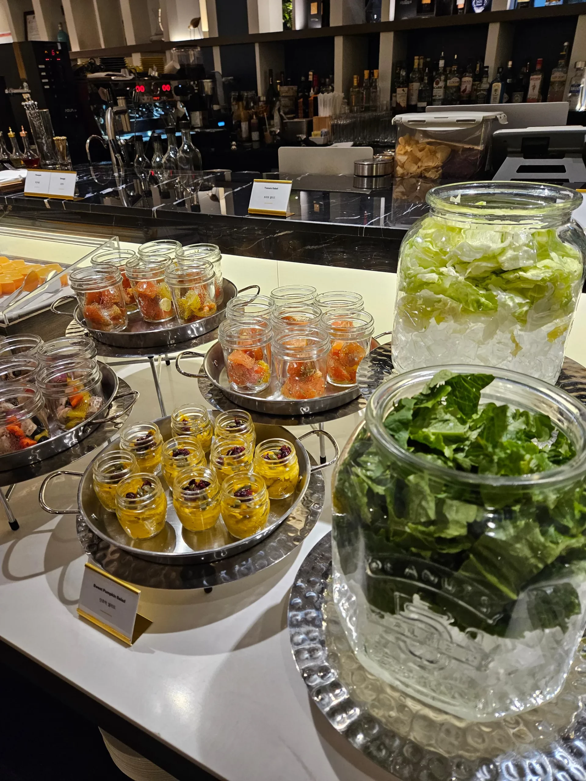 보코 강남 조식 콜드 샐러드(좌), 과일(중), 빵(우)