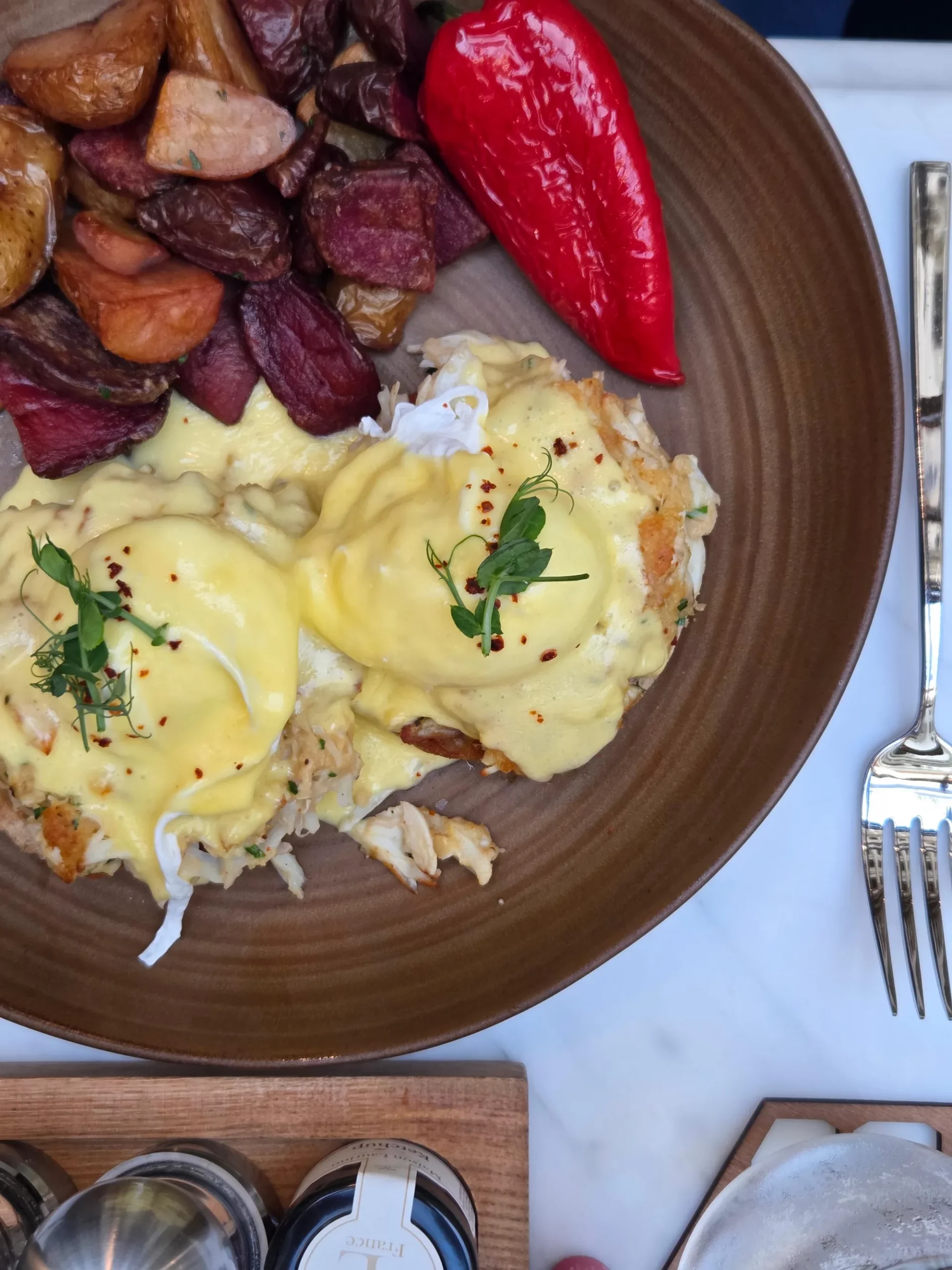 월도프 아스토리아 워싱턴 DC 조식당 피콕 앨리 Chesapeake Smokehouse Salmon과 Crab Cake Benedict